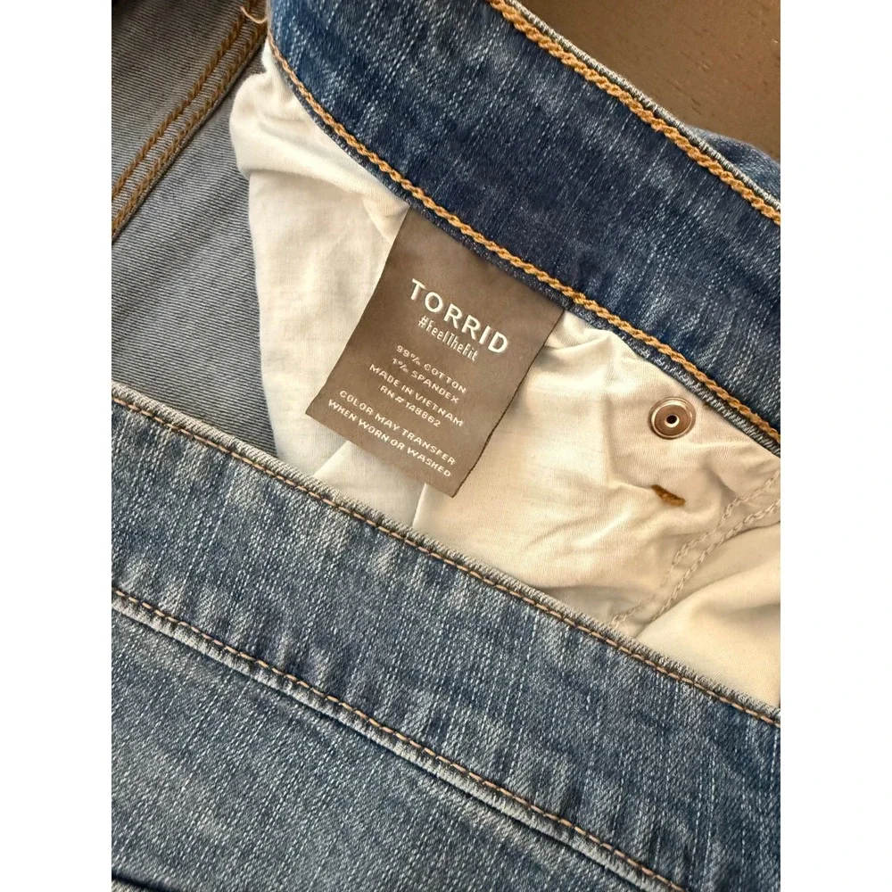 Torrid Feel the Fit Faded Denim Skirt Womens 18 Frayed Hem Front Slit‎ Stretch